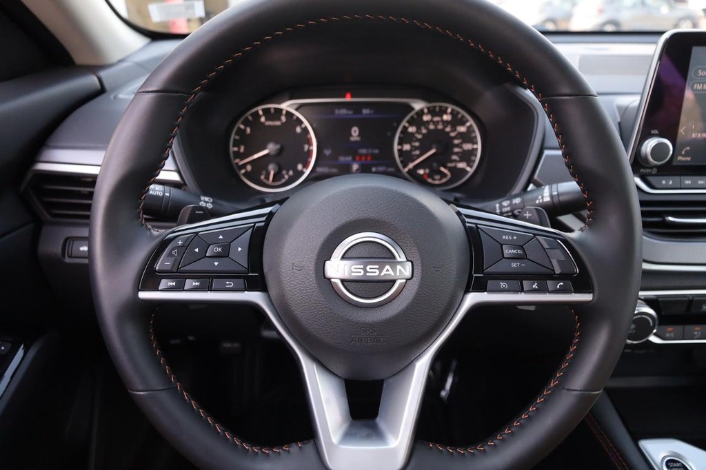 Nissan Altima Vehicle Full-screen Gallery Image 10