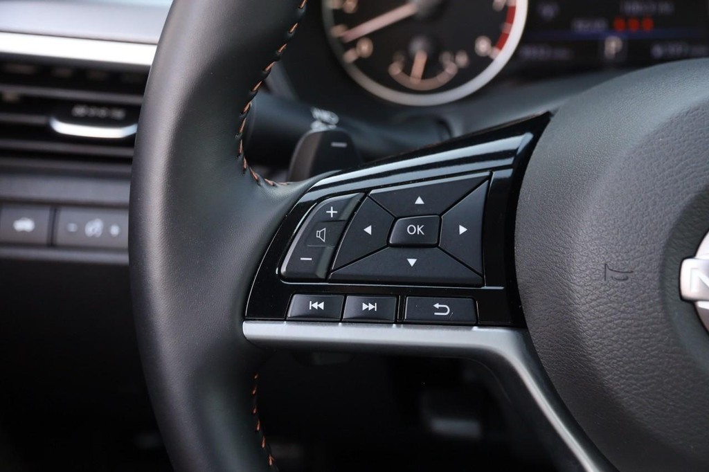 Nissan Altima Vehicle Full-screen Gallery Image 11