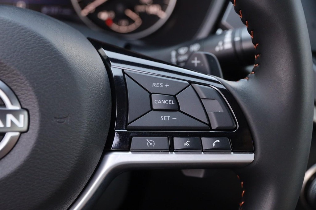 Nissan Altima Vehicle Full-screen Gallery Image 12