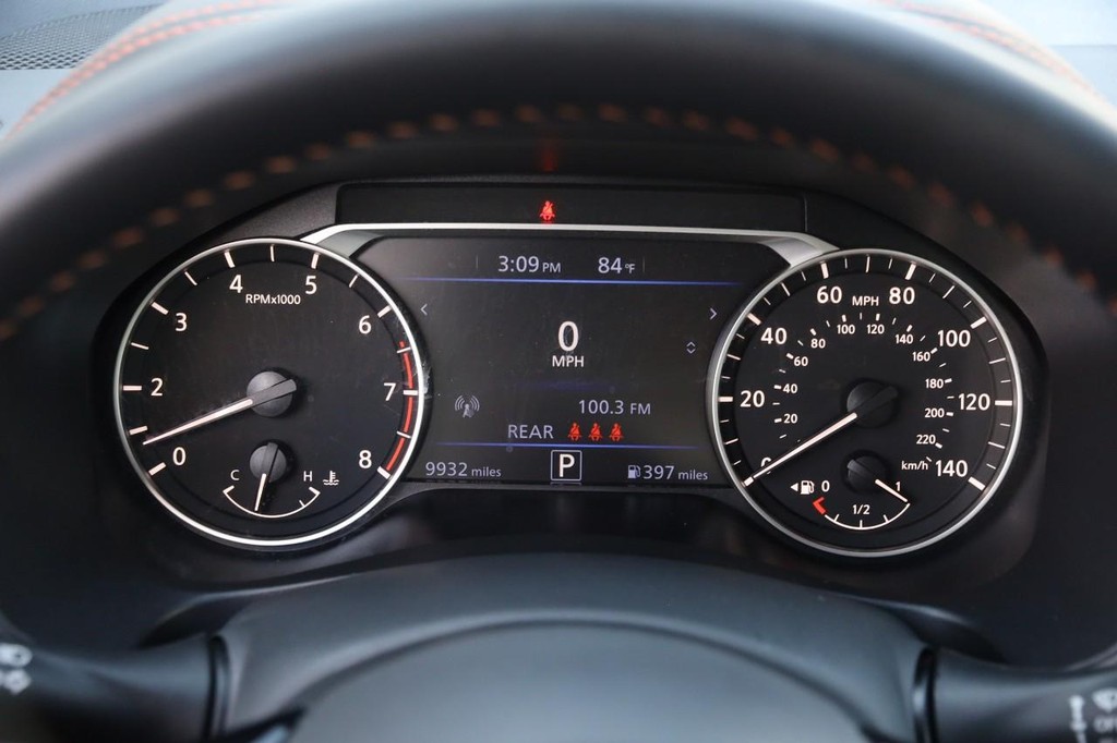 Nissan Altima Vehicle Full-screen Gallery Image 13