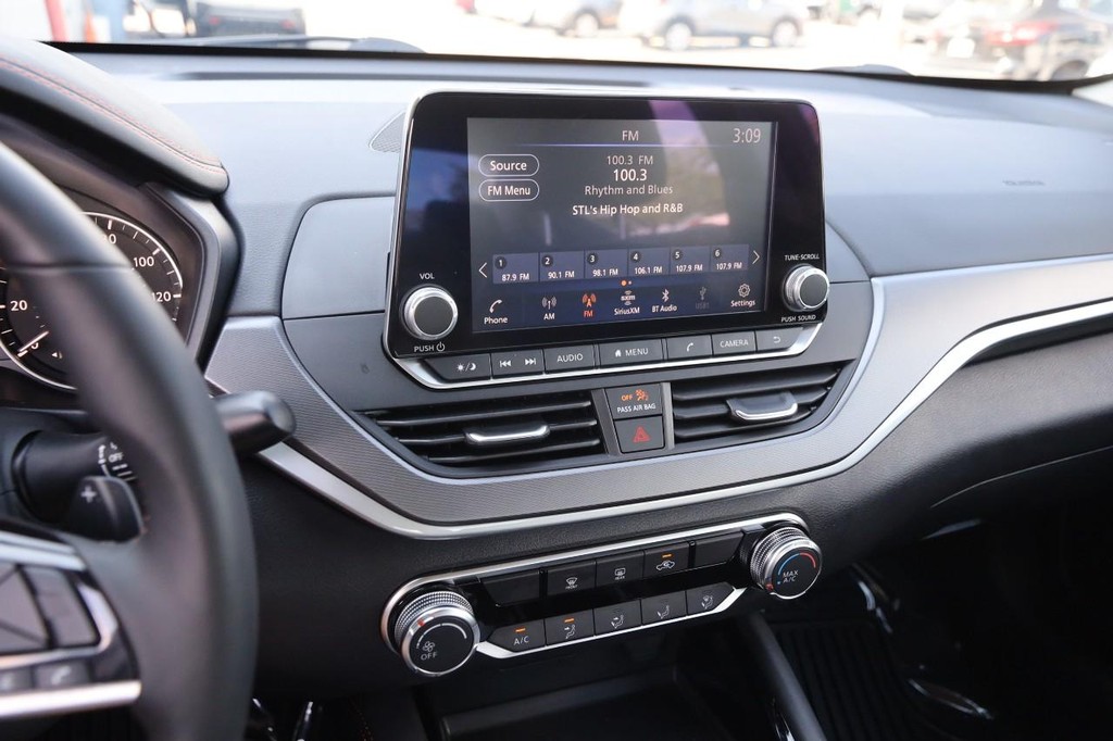 Nissan Altima Vehicle Full-screen Gallery Image 15