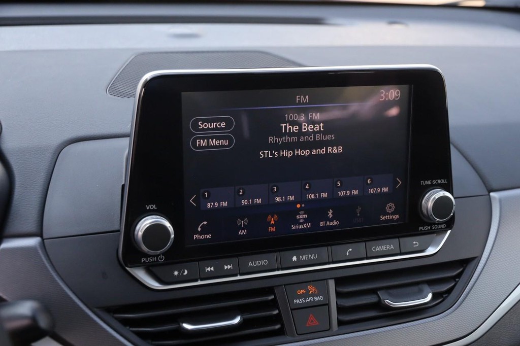Nissan Altima Vehicle Full-screen Gallery Image 16