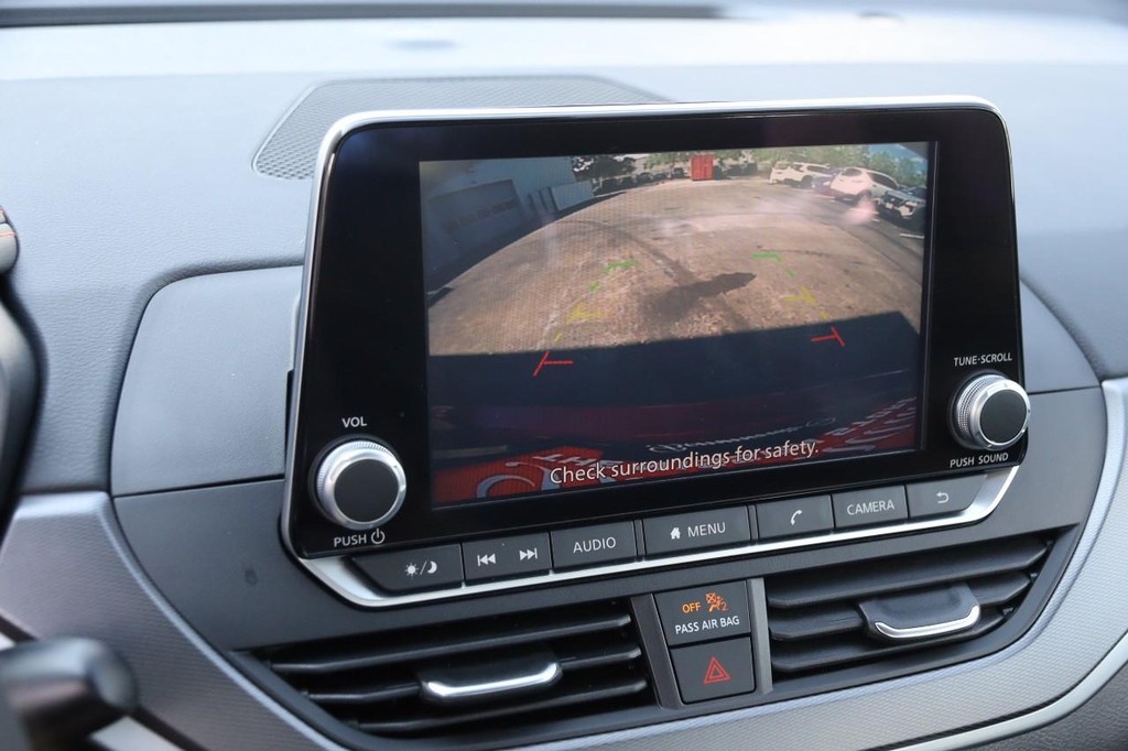 Nissan Altima Vehicle Full-screen Gallery Image 17