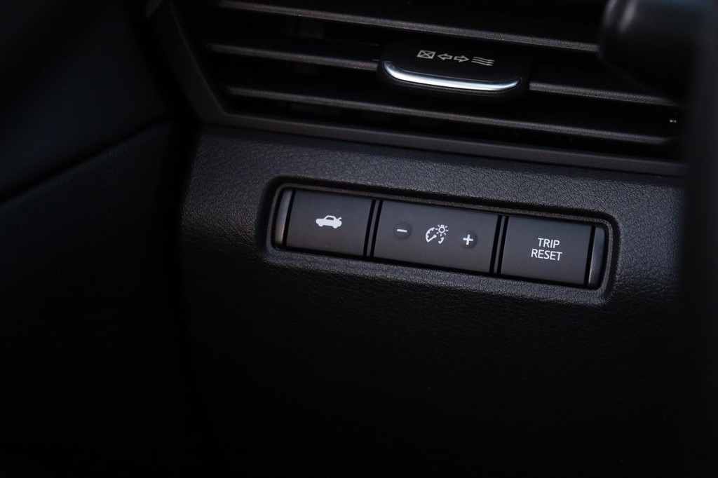Nissan Altima Vehicle Full-screen Gallery Image 20