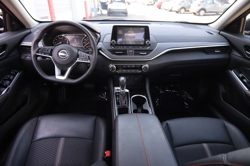Nissan Altima Vehicle Full-screen Gallery Image 21