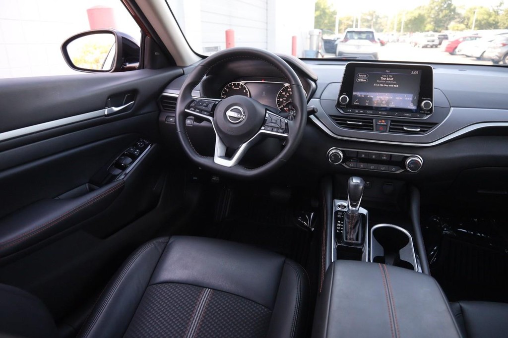 Nissan Altima Vehicle Full-screen Gallery Image 22