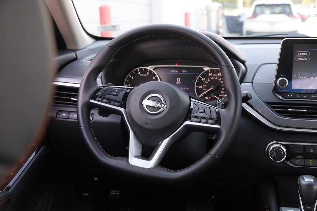 Nissan Altima Vehicle Full-screen Gallery Image 23