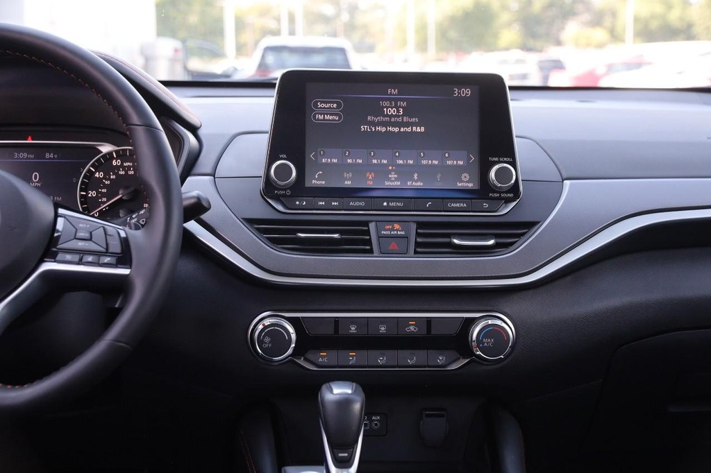 Nissan Altima Vehicle Full-screen Gallery Image 24