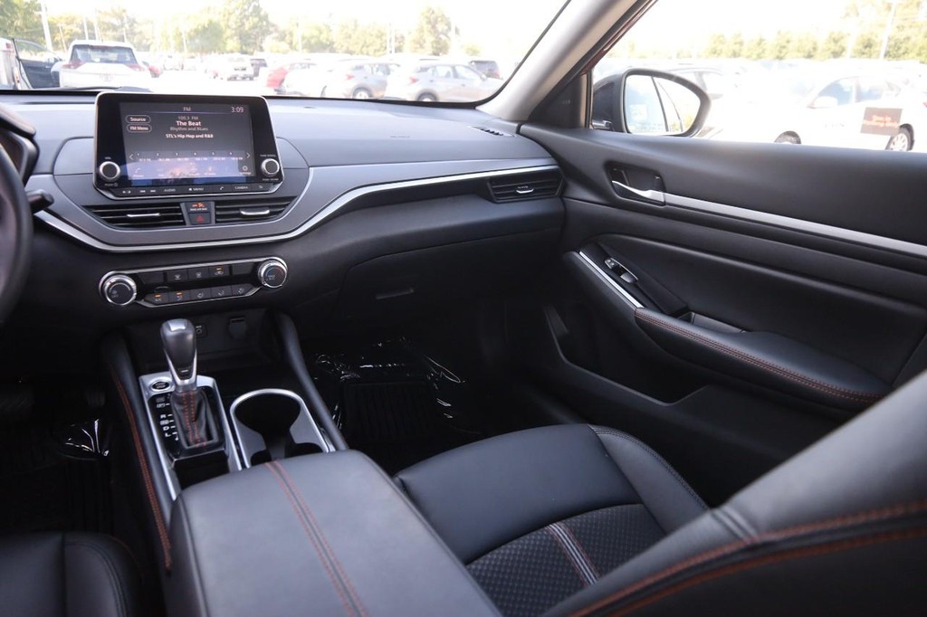 Nissan Altima Vehicle Full-screen Gallery Image 25