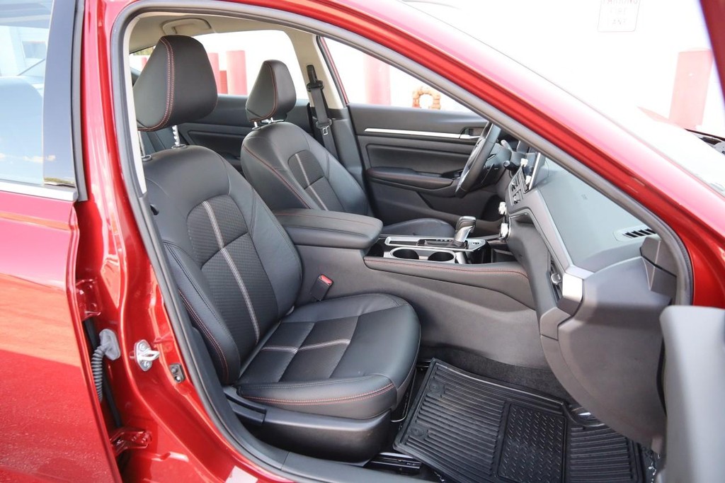 Nissan Altima Vehicle Full-screen Gallery Image 26