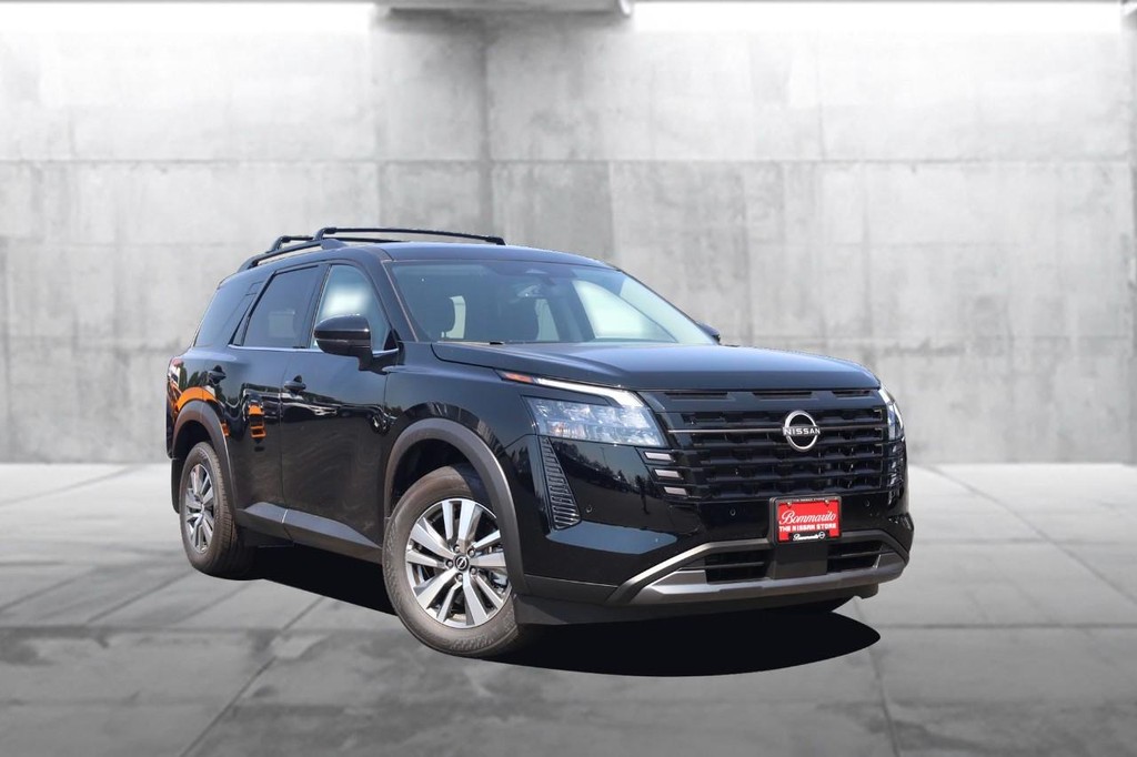 Nissan Pathfinder Vehicle Image 02