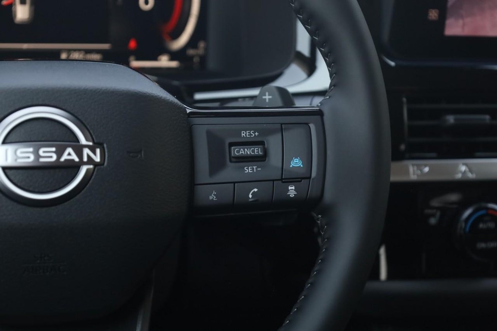 Nissan Pathfinder Vehicle Image 09