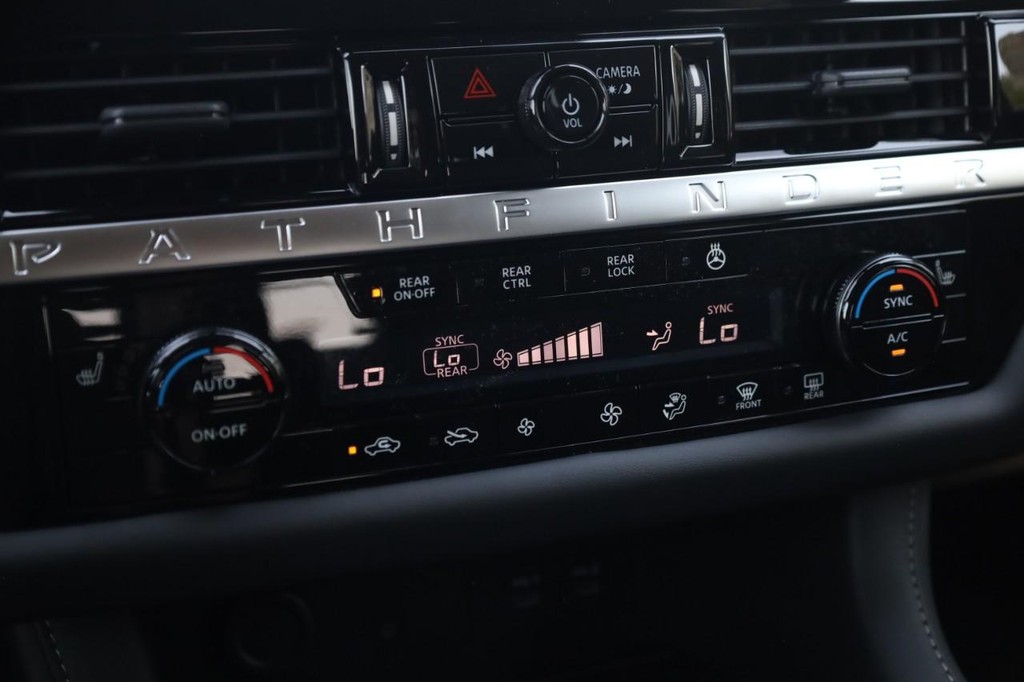 Nissan Pathfinder Vehicle Image 16
