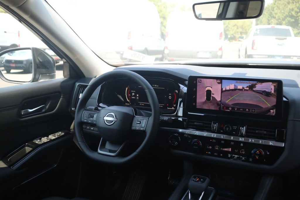 Nissan Pathfinder Vehicle Image 24