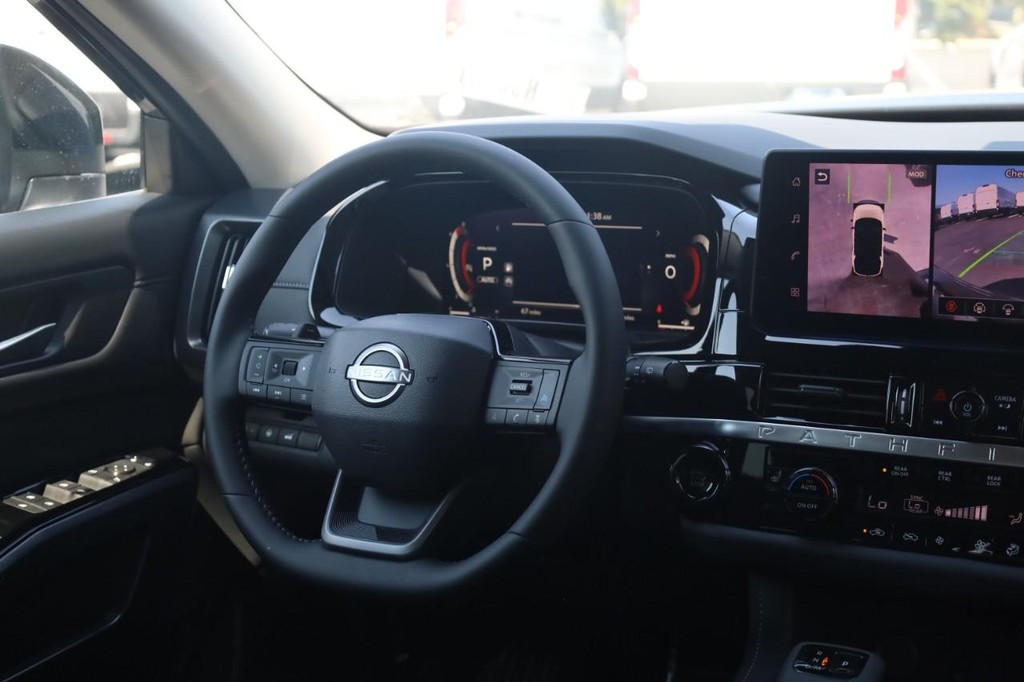 Nissan Pathfinder Vehicle Image 25