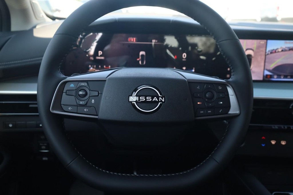 Nissan Murano Vehicle Full-screen Gallery Image 8