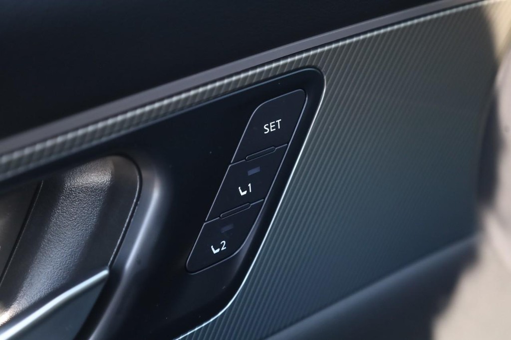Nissan Murano Vehicle Full-screen Gallery Image 12