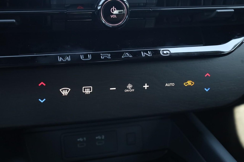 Nissan Murano Vehicle Full-screen Gallery Image 17