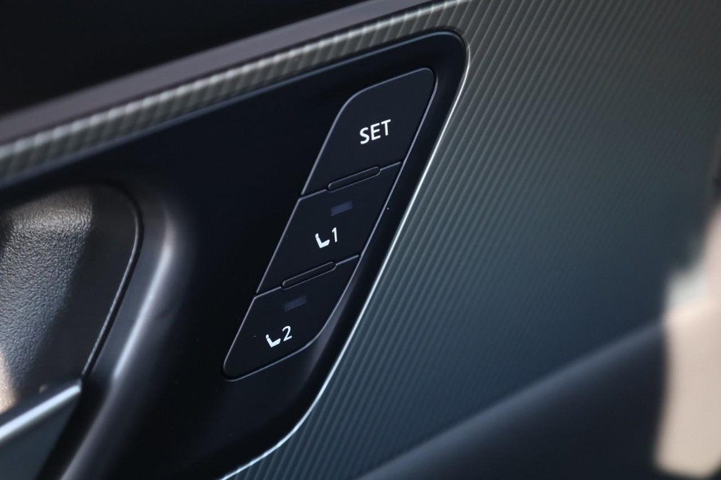 Nissan Murano Vehicle Image 12