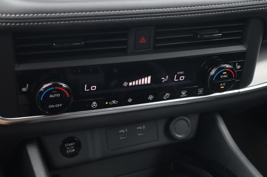 Nissan Rogue Vehicle Image 16
