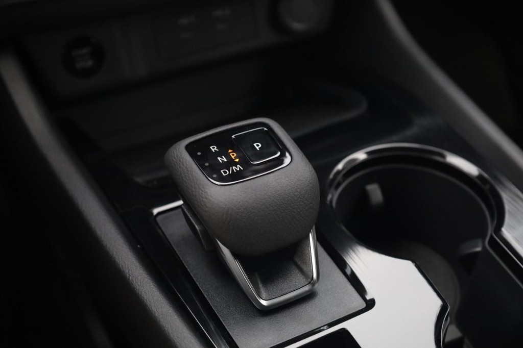 Nissan Rogue Vehicle Image 19