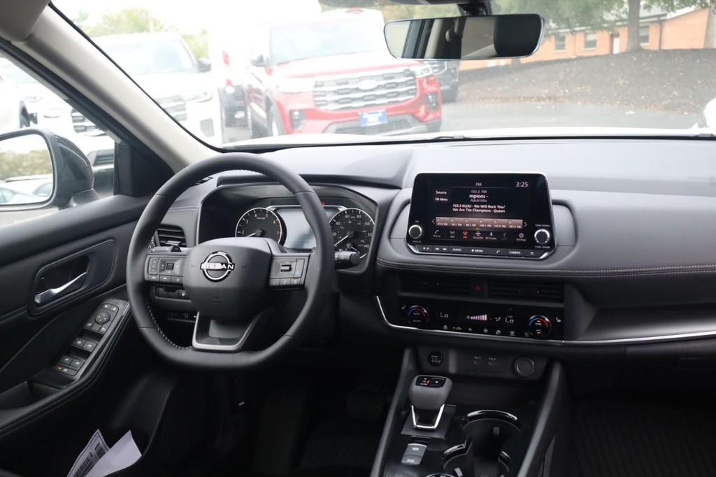 Nissan Rogue Vehicle Image 23
