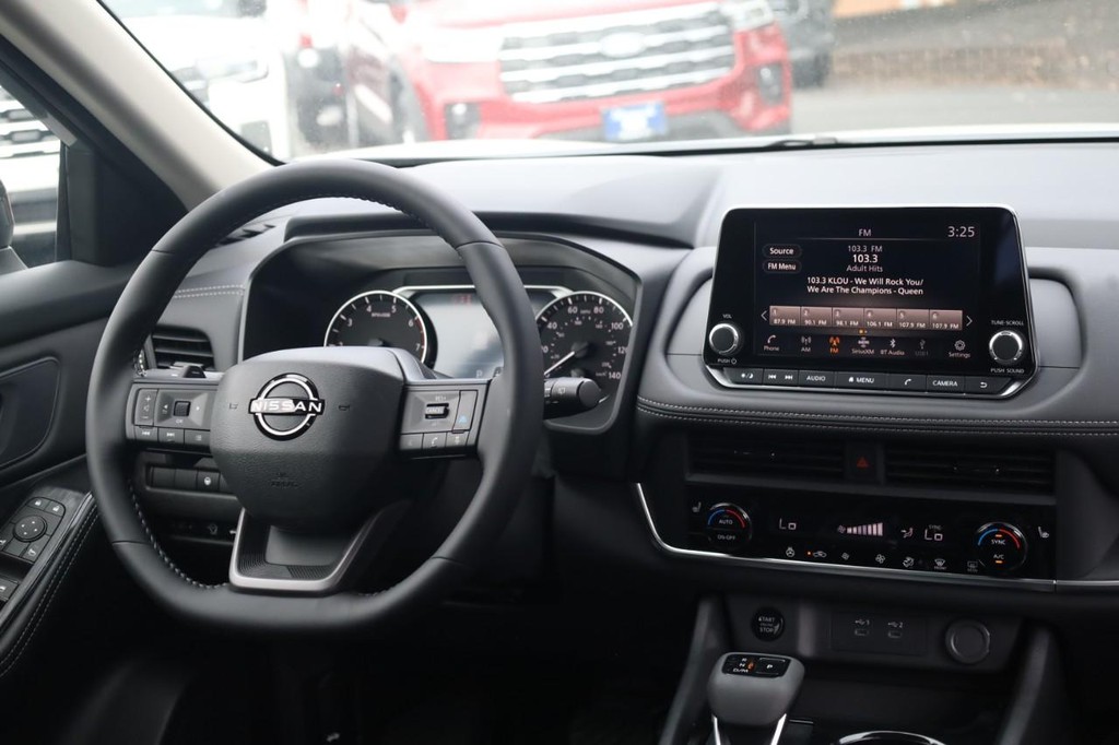 Nissan Rogue Vehicle Image 24