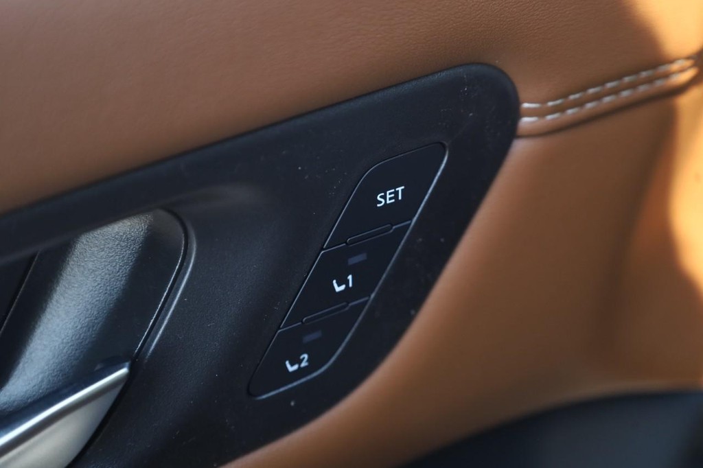 Nissan Pathfinder Vehicle Image 12