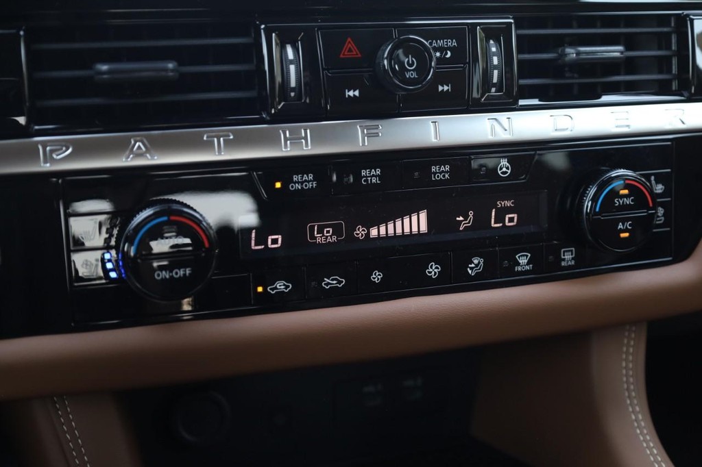 Nissan Pathfinder Vehicle Image 17