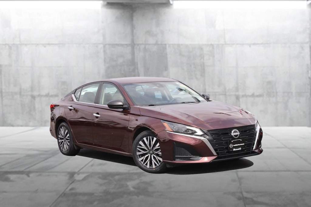 Nissan Altima Vehicle Full-screen Gallery Image 2