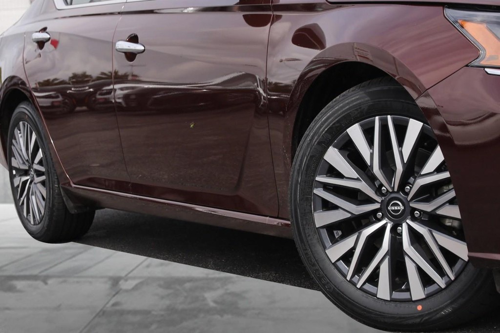 Nissan Altima Vehicle Full-screen Gallery Image 3