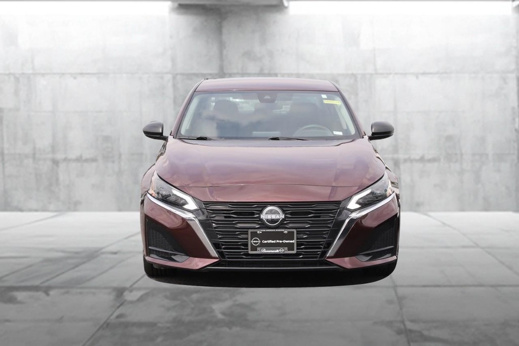 Nissan Altima Vehicle Full-screen Gallery Image 4