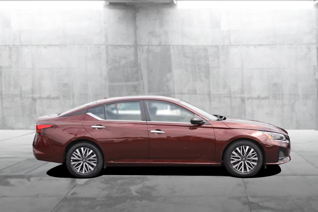Nissan Altima Vehicle Full-screen Gallery Image 5