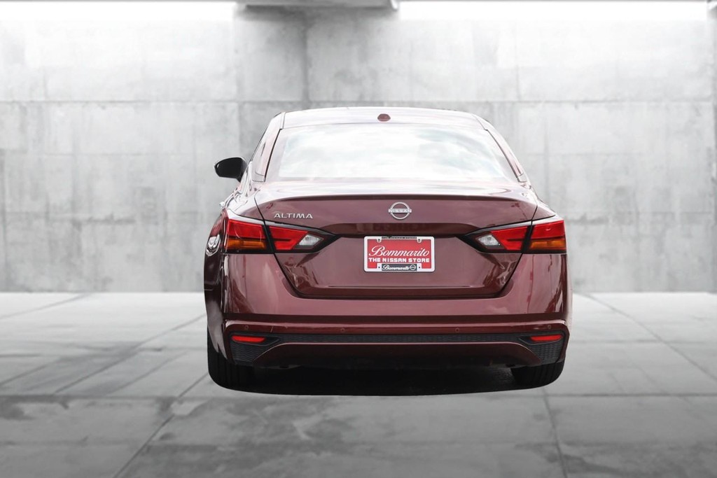 Nissan Altima Vehicle Full-screen Gallery Image 6