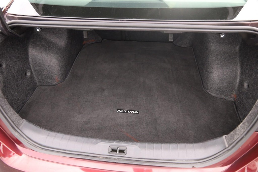 Nissan Altima Vehicle Full-screen Gallery Image 7