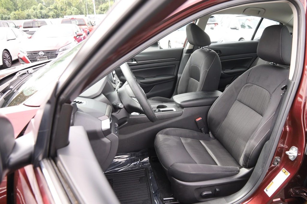 Nissan Altima Vehicle Full-screen Gallery Image 8