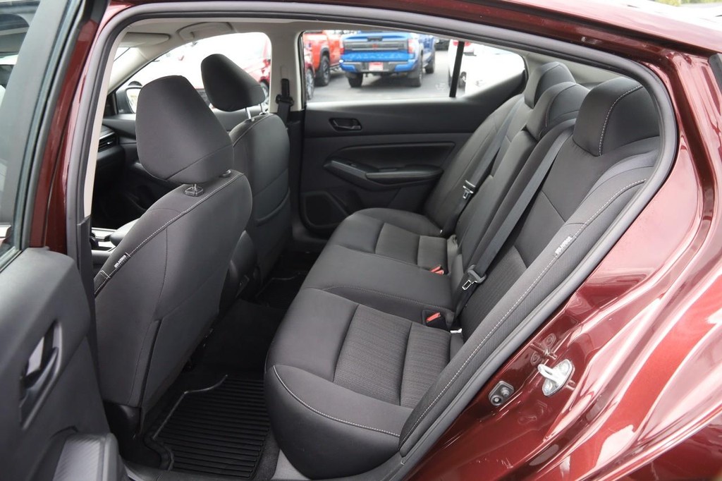 Nissan Altima Vehicle Full-screen Gallery Image 9