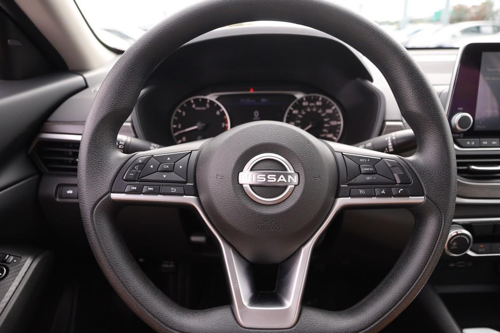 Nissan Altima Vehicle Full-screen Gallery Image 10