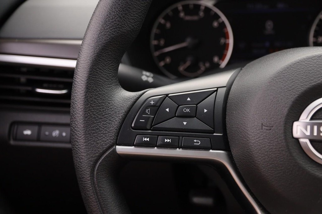 Nissan Altima Vehicle Full-screen Gallery Image 11