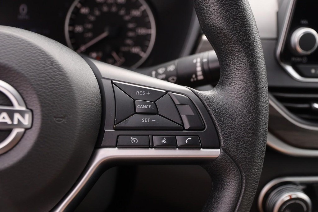 Nissan Altima Vehicle Full-screen Gallery Image 12