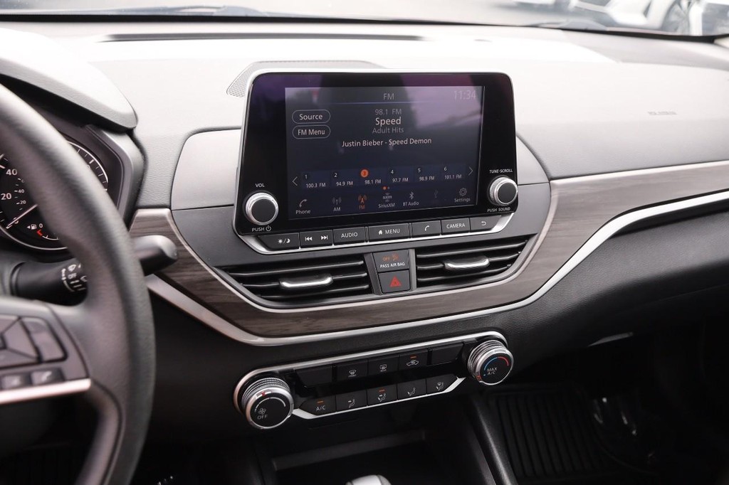 Nissan Altima Vehicle Full-screen Gallery Image 15