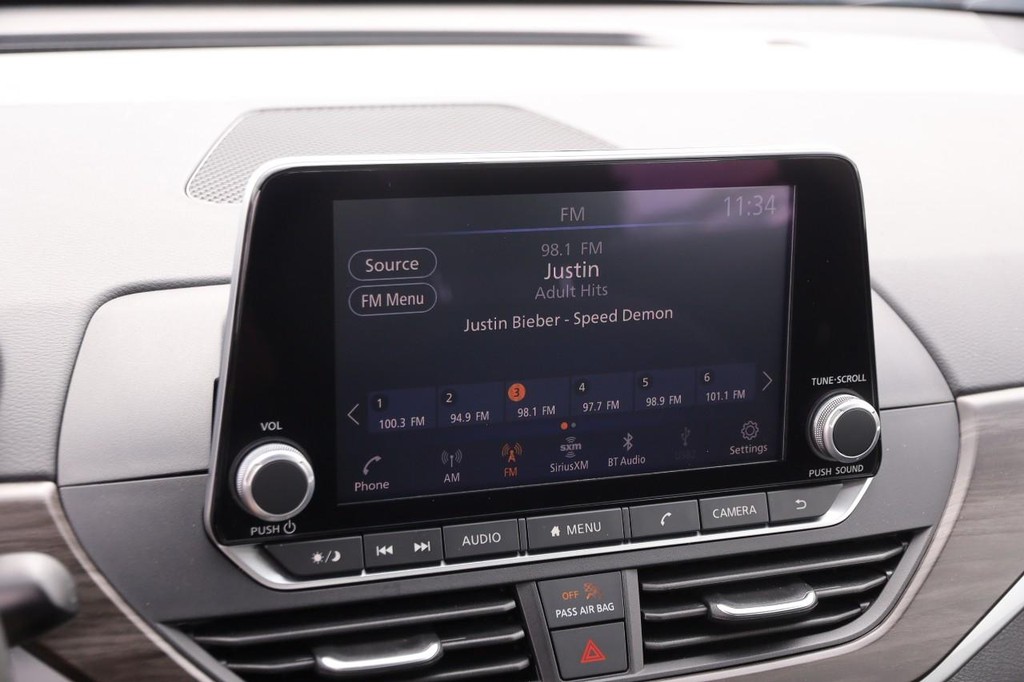 Nissan Altima Vehicle Full-screen Gallery Image 16