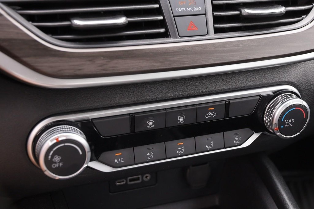 Nissan Altima Vehicle Full-screen Gallery Image 17