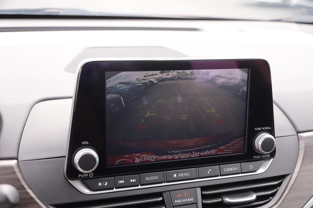 Nissan Altima Vehicle Full-screen Gallery Image 18