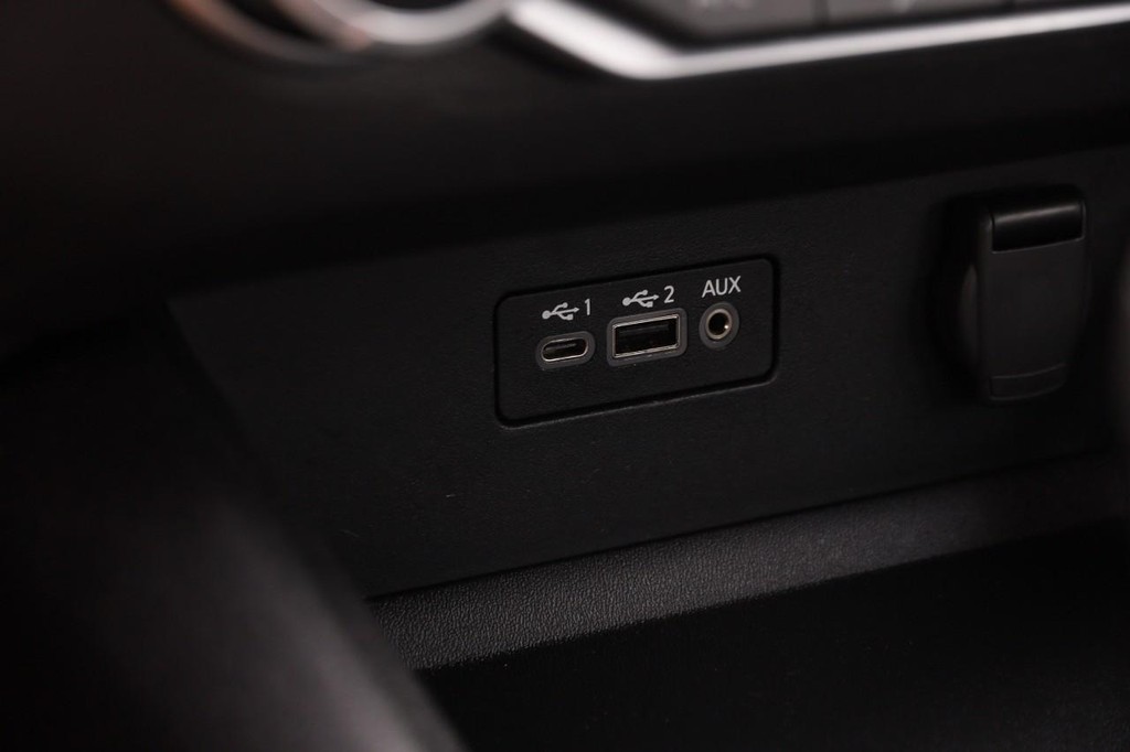 Nissan Altima Vehicle Full-screen Gallery Image 19