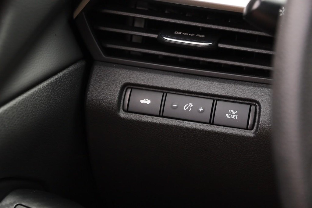 Nissan Altima Vehicle Full-screen Gallery Image 20