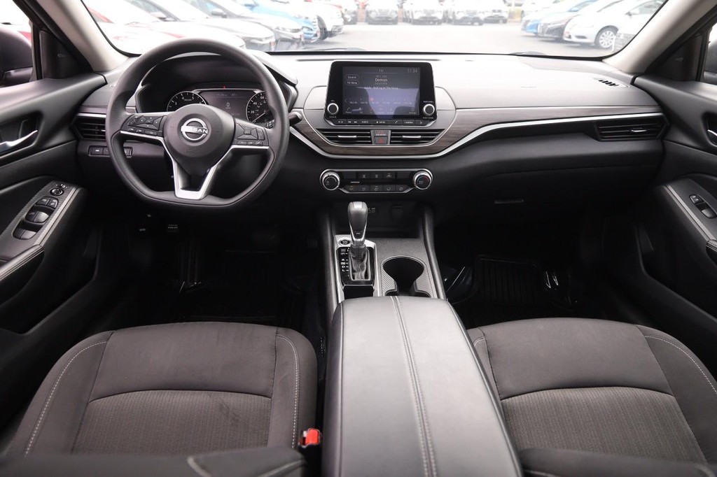 Nissan Altima Vehicle Full-screen Gallery Image 22