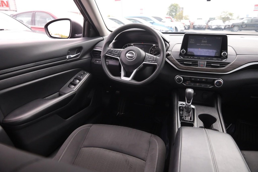 Nissan Altima Vehicle Full-screen Gallery Image 23