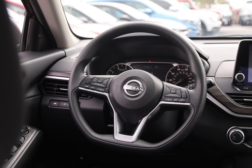 Nissan Altima Vehicle Full-screen Gallery Image 24