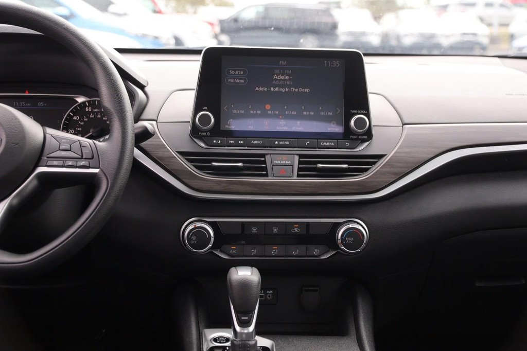Nissan Altima Vehicle Full-screen Gallery Image 25